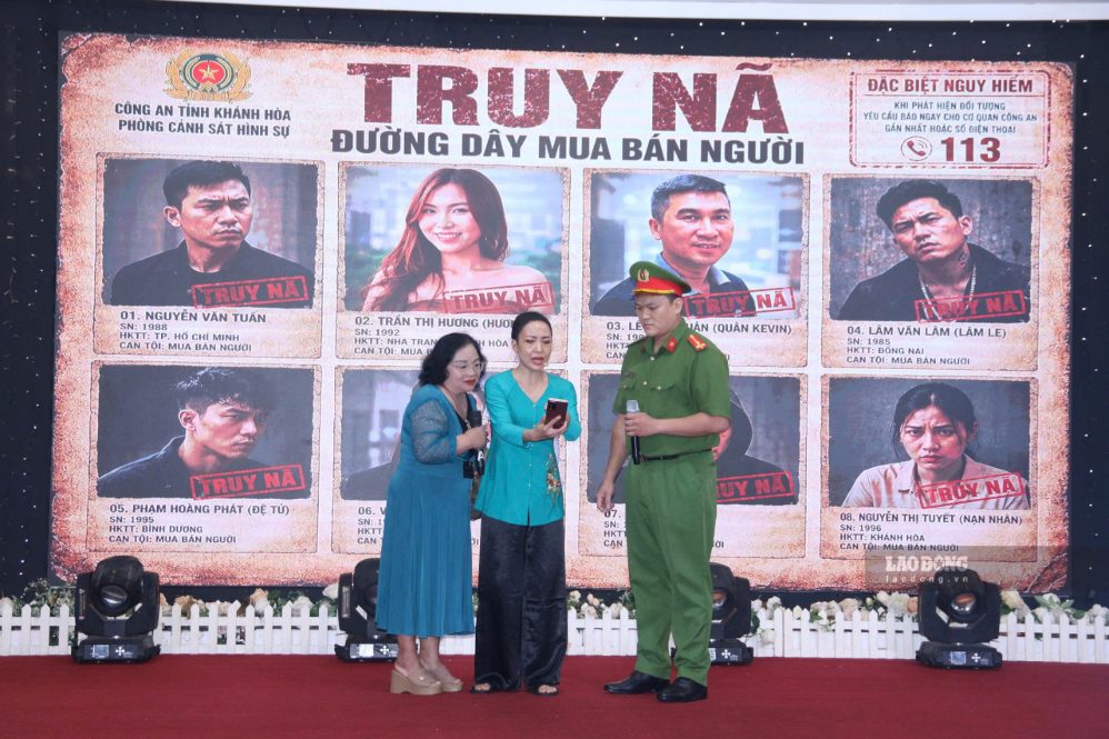 The skit "Trapped in a Fraudulent Trap" was staged for media to warn about human trafficking crimes in recent times. Photo: Phuong Linh