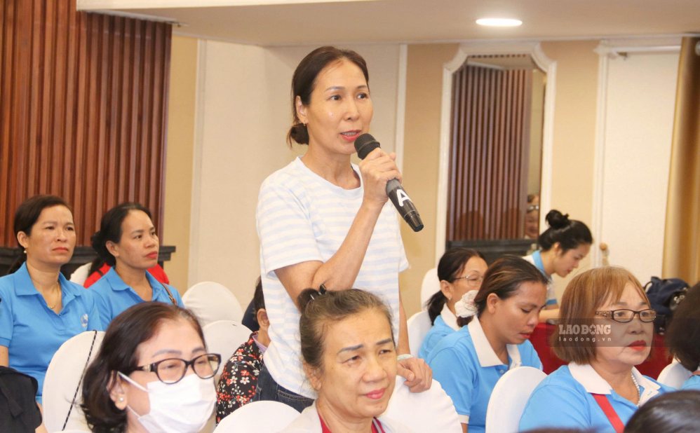 Hội viên Hội Phụ nữ tại Khánh Hòa đặt cầu hỏi về cách nhận diện những bẫy lừa đảo mua bán người hiện nay. Ảnh: Phương Linh