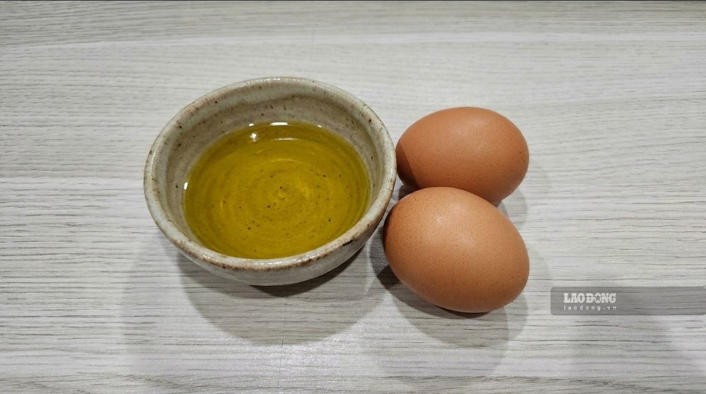 Chicken eggs and olive oil are natural ingredients that help care for hair effectively. Photo: Tuan Dat
