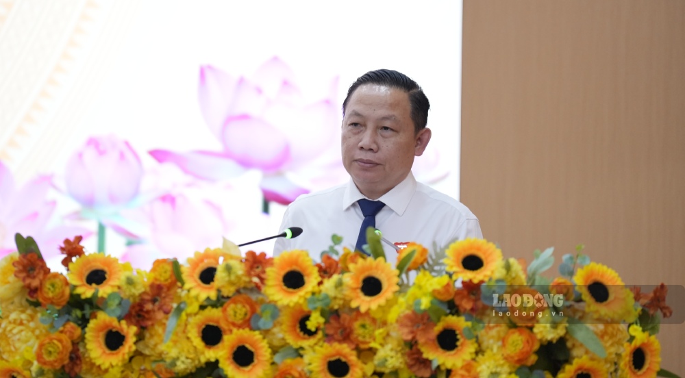 Director of the Department of Agriculture and Environment of An Giang province Le Huu Toan answers delegates on issues related to land records. Photo: Nguyen Anh