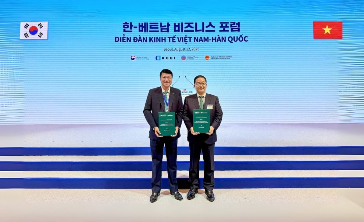 Representatives of BIDV and Hana Bank exchange Cooperation Agreements within the framework of the Vietnam - Korea Economic Forum in Seoul. Photo: BIDV
