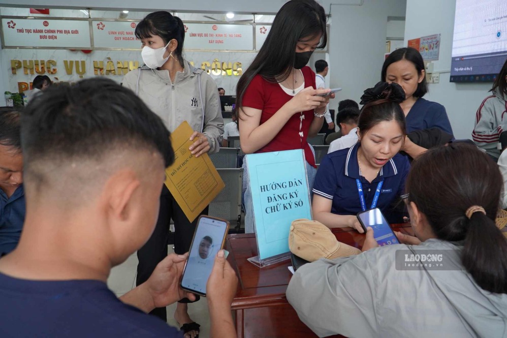 Cán bộ phường Dĩ An hướng dẫn người dân đăng ký chữ ký số. Ảnh: Minh Quân