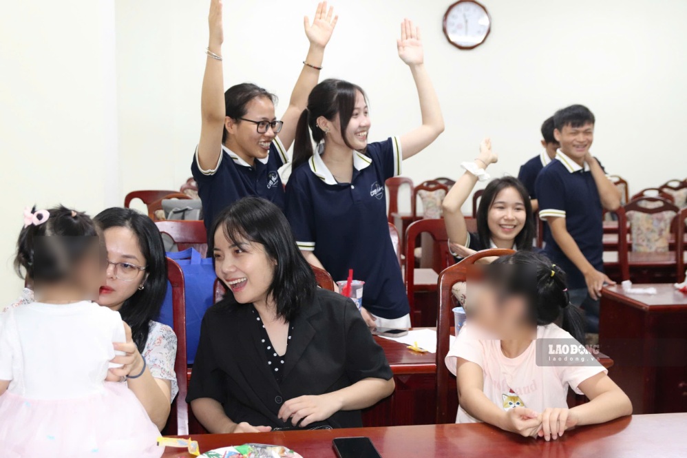Le 28 juillet, le syndicat de l'Université des sciences sociales et humaines a organisé le bilan du cours d'expérience d'été pour les enfants des fonctionnaires et des travailleurs. Photo: Lê Thị Quỳnh - Université des sciences sociales et humaines