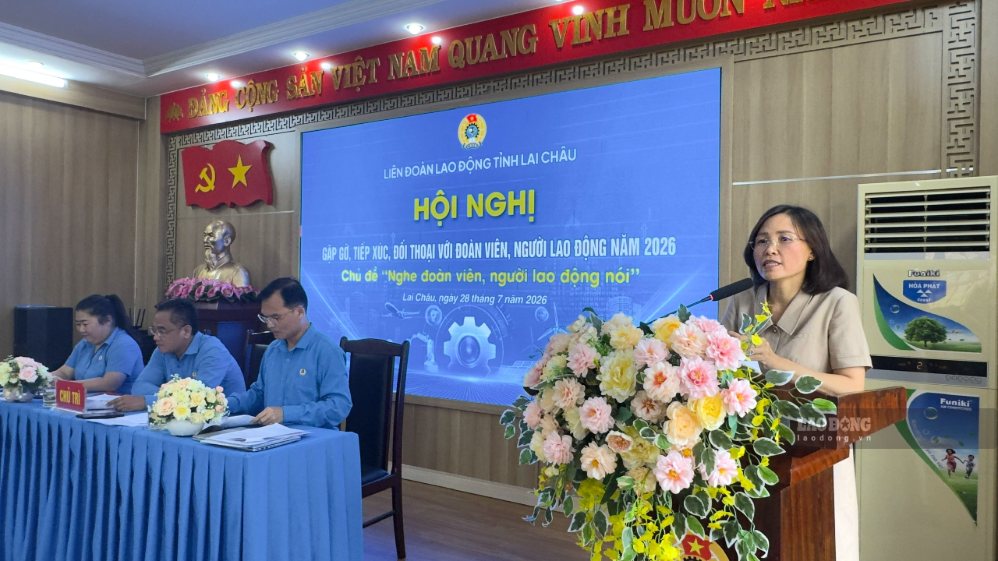 Bà Nguyễn Thị Thủy - Phó Giám đốc Sở Nội vụ trực tiếp trả lời lĩnh vực thuộc thẩm quyền. Ảnh: 