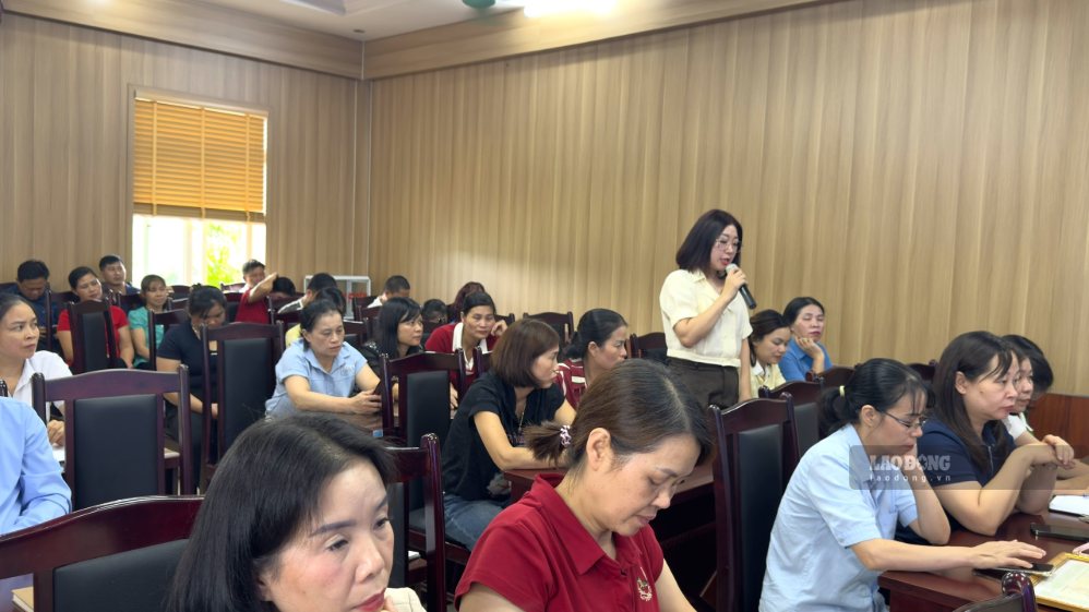 Workers raise questions related to life and rights. Photo: Thu Hang