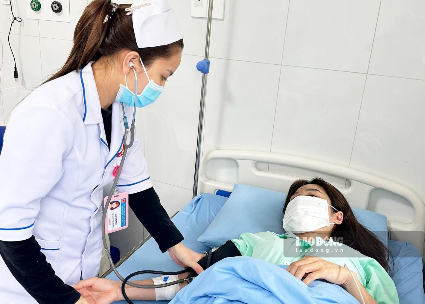 Theo thống kê có tổng cộng 84 người phải nhập viện cấp cứu nghi ngộ độc sau khi ăn bánh mì. Ảnh: Nguyễn Quân 