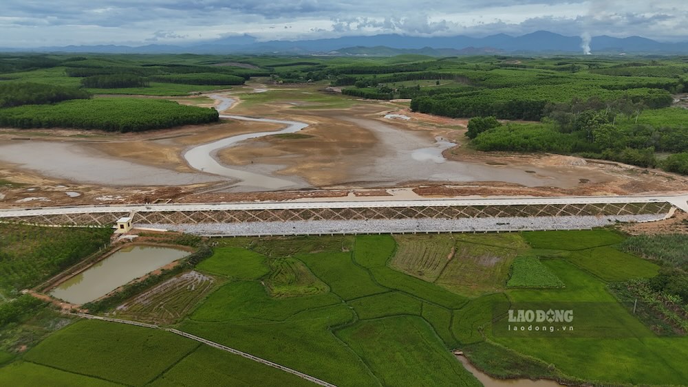 Da Lam dam (Tan My commune, Quang Tri province) - a water supply project for more than 50 hectares of rice in the locality that is drought-stricken due to prolonged hot weather. Photo: Nguyen Luan