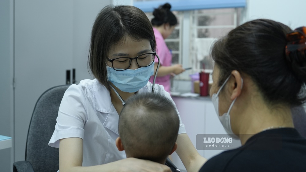 BSCKI Ha To Nhu (An Viet General Hospital) examines a child with Adenovirus. Photo: Hai Pham