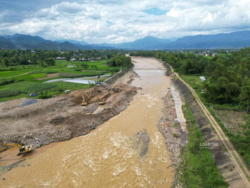 Chạy đua với thời gian, gia cố “lá chắn” bảo vệ khu dân cư