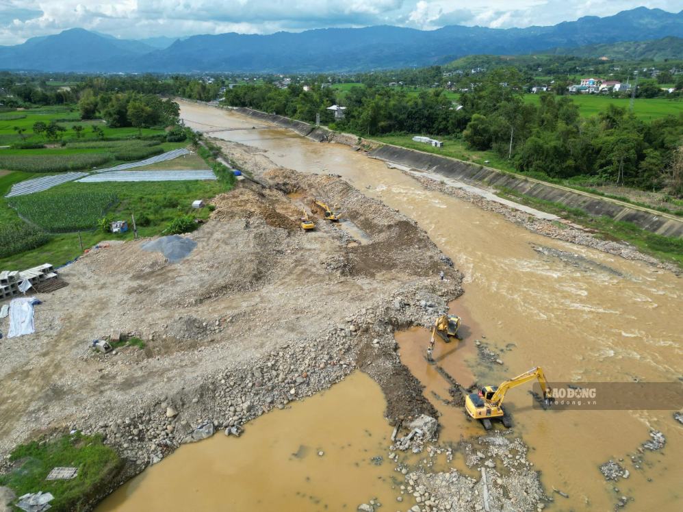 Overview of the critical landslide section on the left bank of Thia stream. Photo: Duy Dung