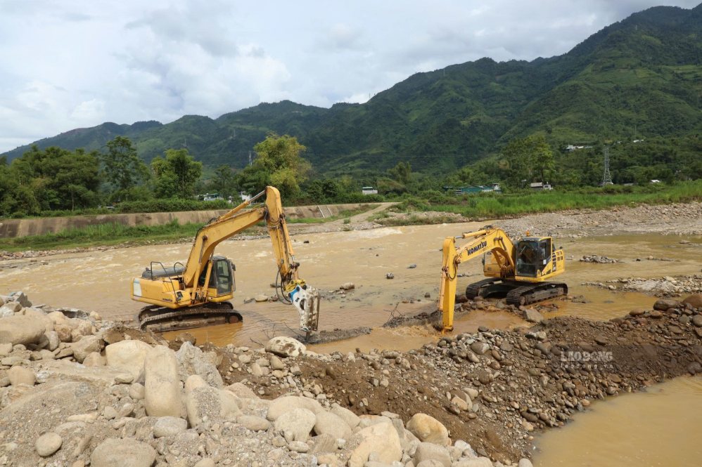 Tập trung phương tiện cơ giới đắp đê quai, nắn dòng chảy phục vụ thi công tại khu vực chân cầu Thia. 