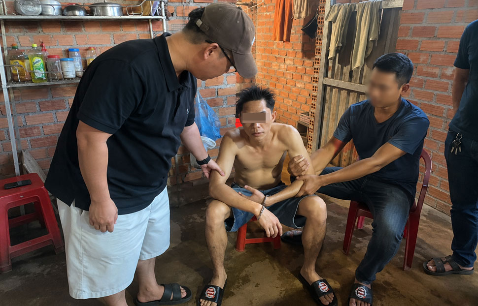 Tổ chức cưỡng chế, đưa Trần Văn Toản về địa phương chấp hành quyết định cai nghiện bắt buộc Ảnh: CA Lào Cai