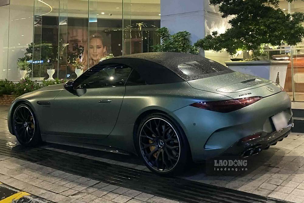 Mercedes-AMG SL 63 S E Performance has a unique roadster design that combines high-performance hybrid technology. Photo: Thanh Vu