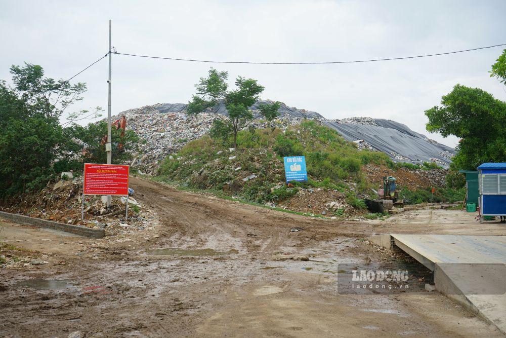 The landfill in Sam Son ward is overloaded, piled up as high as a mountain. Photo: Quach Du