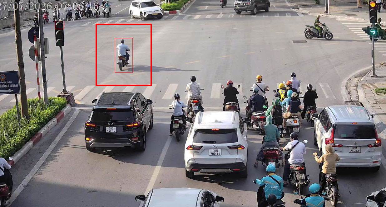 A case of motorbike drivers not complying with traffic light signals was recorded by the AI camera of the Traffic Police Department. Photo: Traffic Police Department