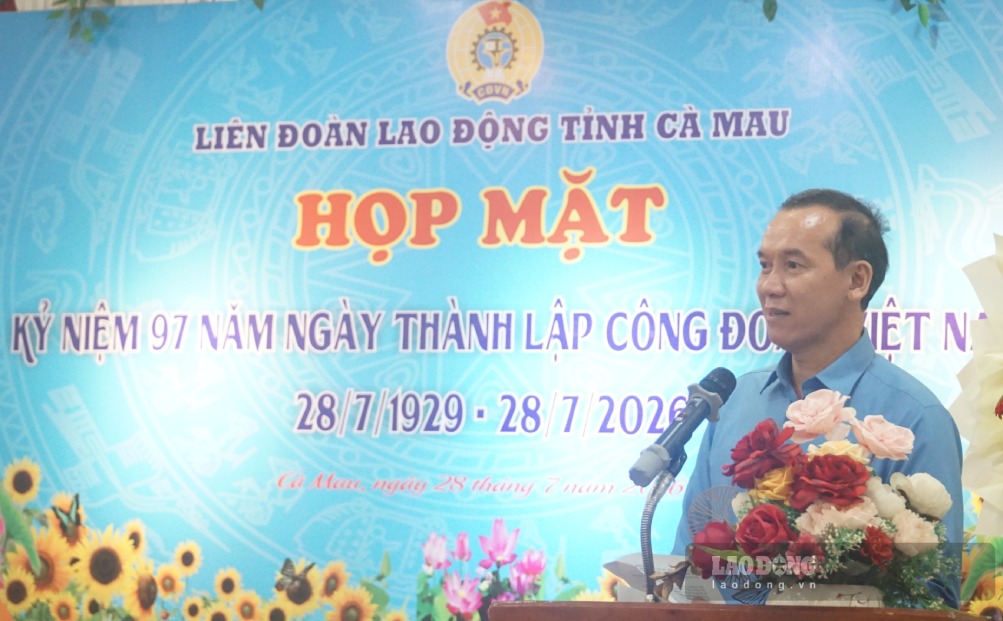 Chủ tịch LĐLĐ Cà Mau Lý Công Bắc ôn lại truyền thống 97 năm tổ chức Công đoàn Việt Nam. Ảnh: Nhật Hồ.