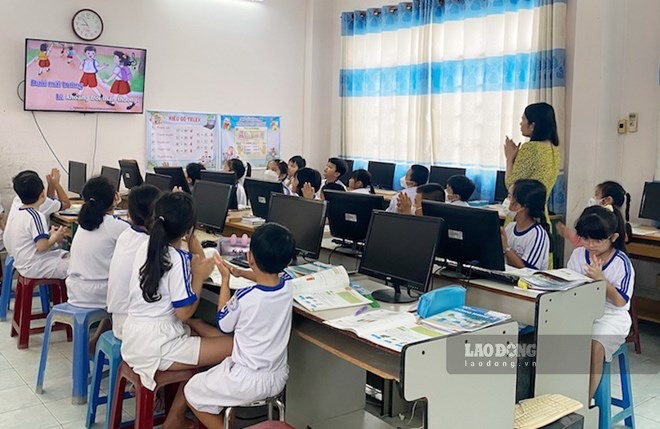 El Ministerio de Educación y Formación acaba de responder a la pregunta de que los profesores de Informática no pueden reducir las cuotas de clase debido a que no están a tiempo parcial en el trabajo de tecnología de la información, solo están a cargo de la sala de informática. Foto ilustrativa: Yến Phương