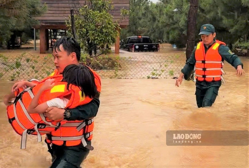 Lực lượng dân quân phường B'Lao ứng cứu người dân bị cô lập do mưa lớn. Ảnh: Phúc Khánh 