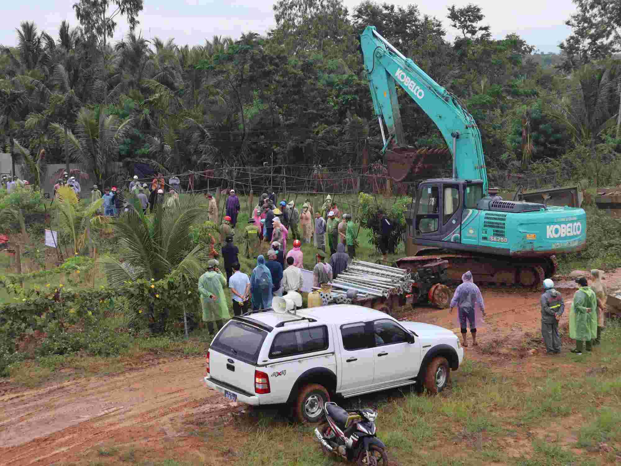 Krong Pac Commune People's Committee has just organized construction protection, thoroughly handling site obstacles on the Khanh Hoa - Buon Ma Thuot expressway. Photo: Xuan Truong