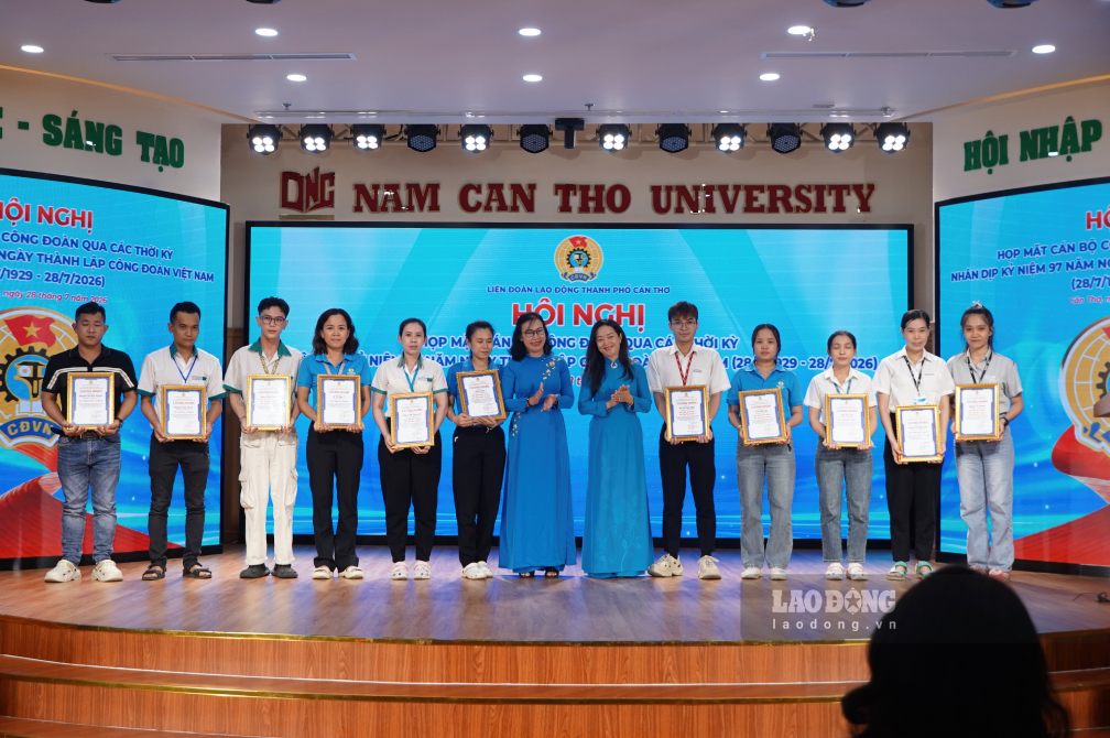 Lãnh đạo LĐLĐ TP Cần Thơ trao Bằng khen và Giấy chứng nhận cho các tập thể và cá nhân. Ảnh: Tạ Quang
