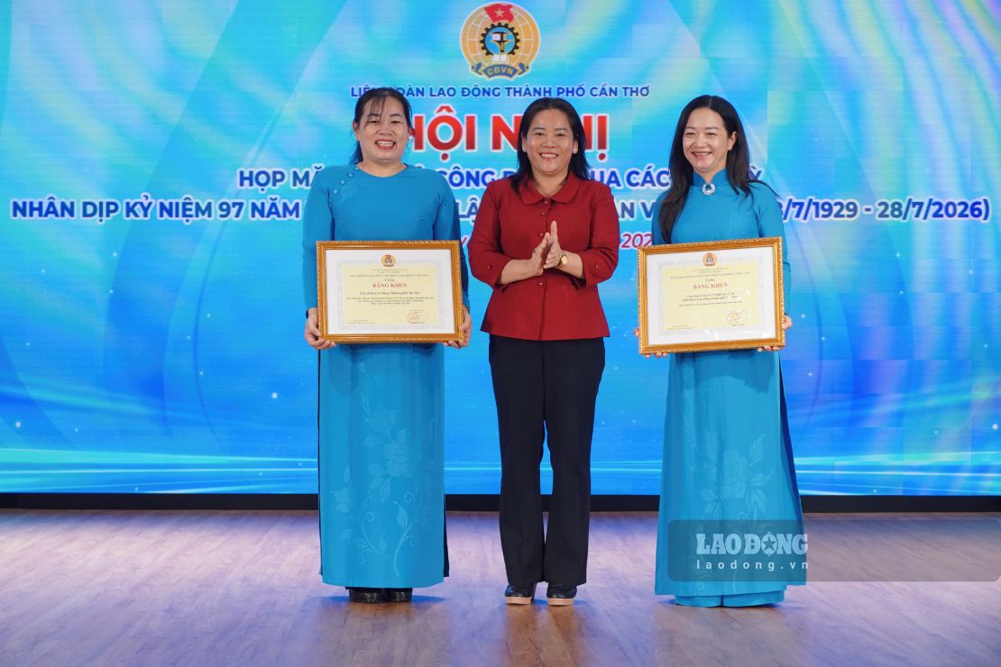Bà Lê Thị Thanh Lam - Phó Trưởng Đoàn chuyên trách Đoàn ĐBQH TP Cần Thơ trao Bằng khen cho 2 tập thể. Ảnh: Tạ Quang
