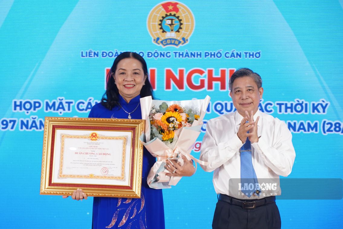Thừa ủy quyền của Chủ tịch nước, ông Đồng Văn Thanh - Ủy viên Trung ương Đảng, Phó Bí thư Thường trực Thành ủy, Chủ tịch HĐND TP Cần Thơ đã trao Huân chương Lao động hạng Nhì cho bà Huỳnh Thị Hiền. Ảnh: Tạ Quang