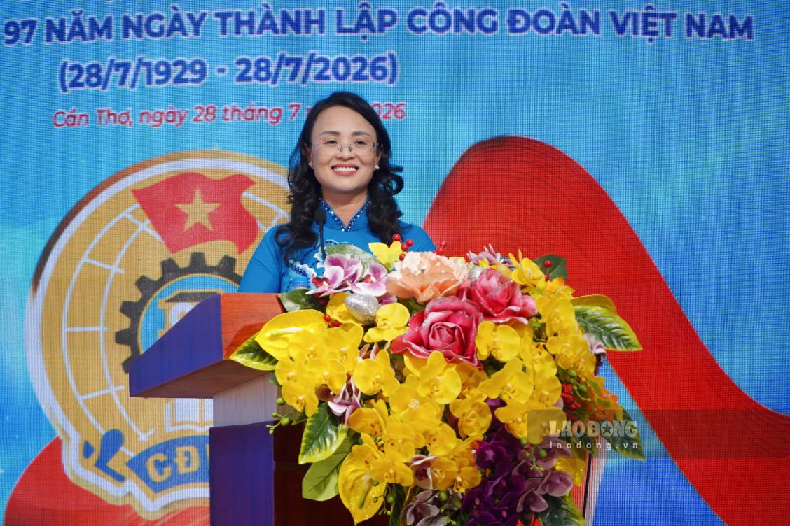 Bà Lê Thị Sương Mai - Chủ tịch LĐLĐ TP Cần Thơ phát biểu ôn lại truyền thống. Ảnh: Tạ Quang