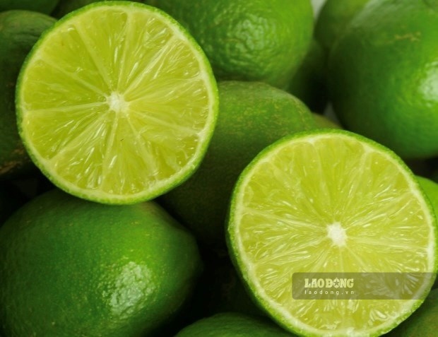 Le jus de citron dilué de 1/4 à 1/2 citron avec 250 à 300 ml d'eau tiède, sans ajouter beaucoup de sucre et à ne pas boire à jeun aide à augmenter la fonction hépatique sans affecter l'estomac. Photo: Kiều Vũ