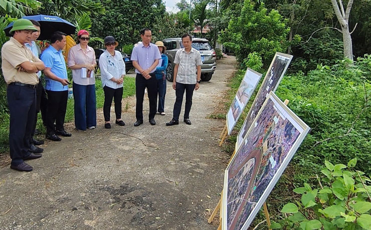 ADB working delegation in Vietnam surveys the field of the Red River waterlogging prevention project. Photo: Lao Cai e-Portal