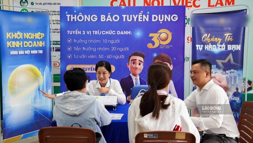 Les travailleurs sont conseillés sur l'emploi au Centre de services d'emploi de la ville de Cần Thơ. Photo: Hương Nha
