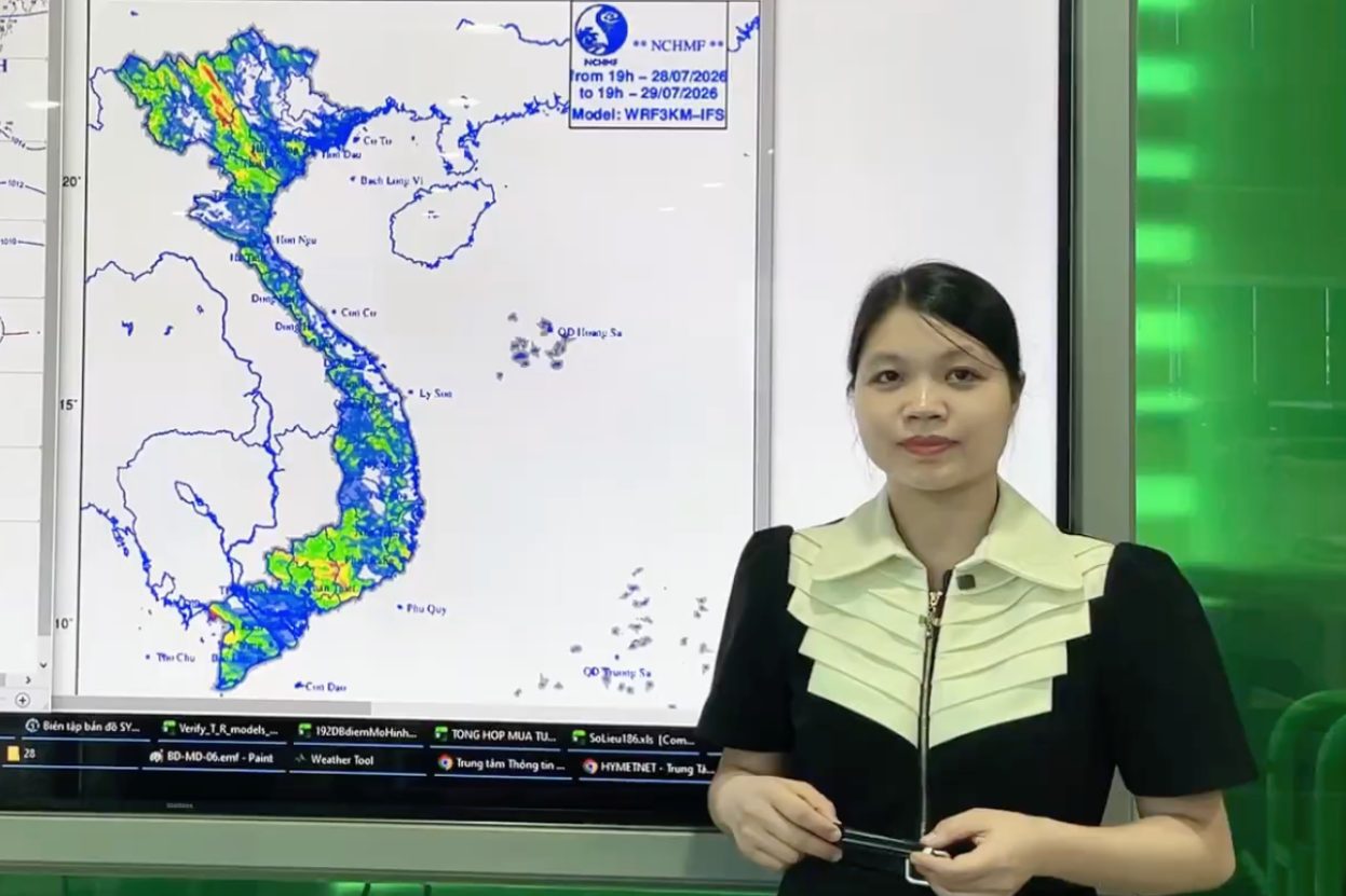 Bà Trần Như Quỳnh cảnh báo mưa lớn ở Bắc Bộ tiếp diễn trong đêm nay và sáng mai 29.7. Ảnh: Quỳnh Hương