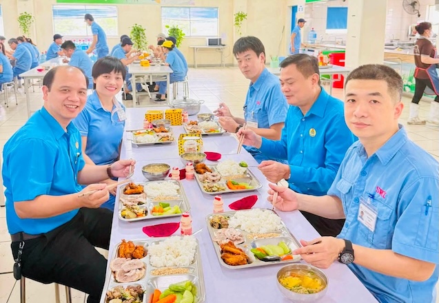 Leaders of the Trade Union of High-Tech Parks and Industrial Parks of Hanoi City, the Board of Directors of the enterprise, and the Executive Committee of the Company's Trade Union share joy and share special meals with workers. Photo: Trade Union of High-Tech Parks