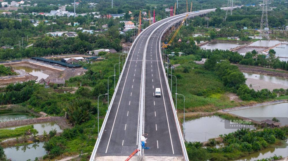 Các đường dẫn phía 2 đầu cầu đã được thảm nhựa chờ kết nối. Ảnh: Thái Bảo