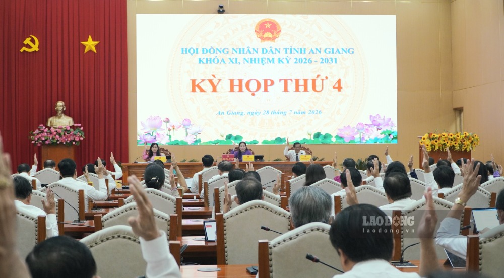 Đại biểu biểu quyết thông qua tờ trình dự thảo nghị quyết. Ảnh: Nguyên Anh