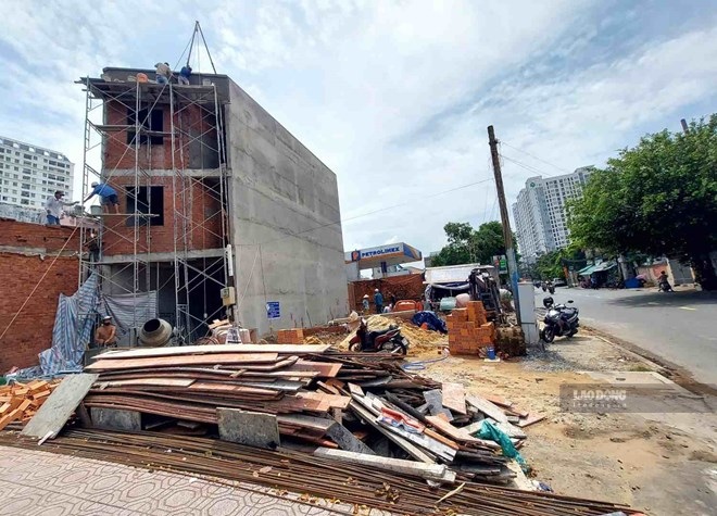The Ministry of Construction has just responded to voters' petitions in Ho Chi Minh City regarding simplifying construction permit procedures. Photo: Minh Quan