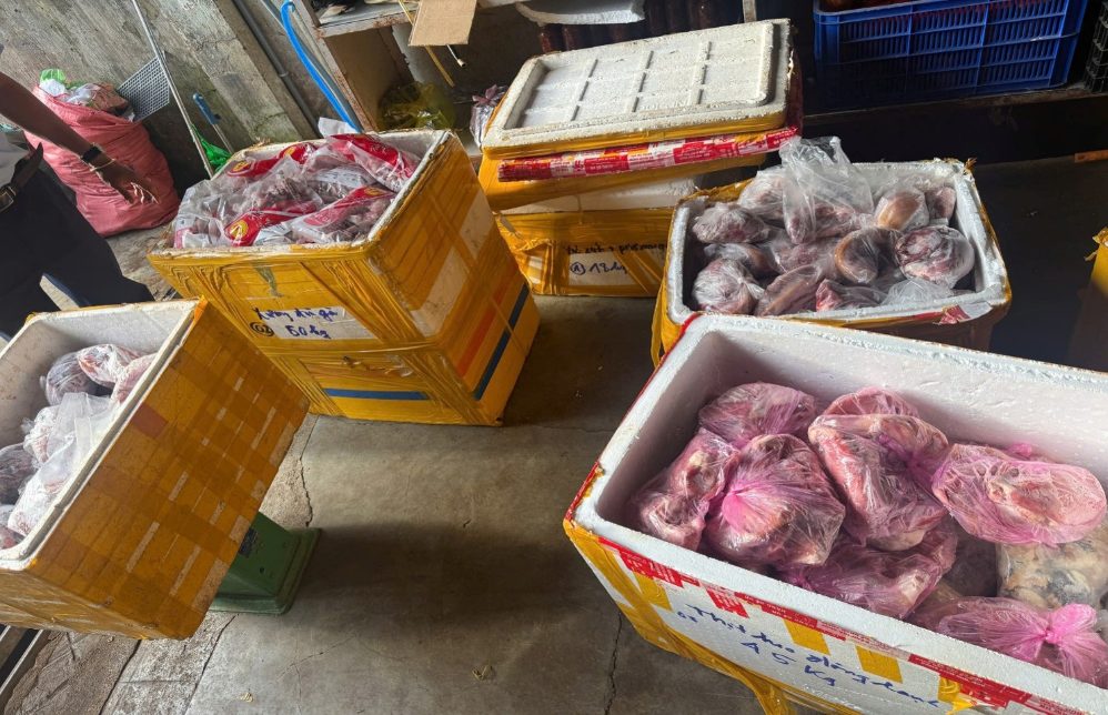 Số thịt heo, đùi gà đông lạnh của hộ kinh doanh chuẩn bị đưa ra thị trường tiêu thụ thì bị phát hiện. Ảnh: Cổng thông tin Công an Gia Lai 