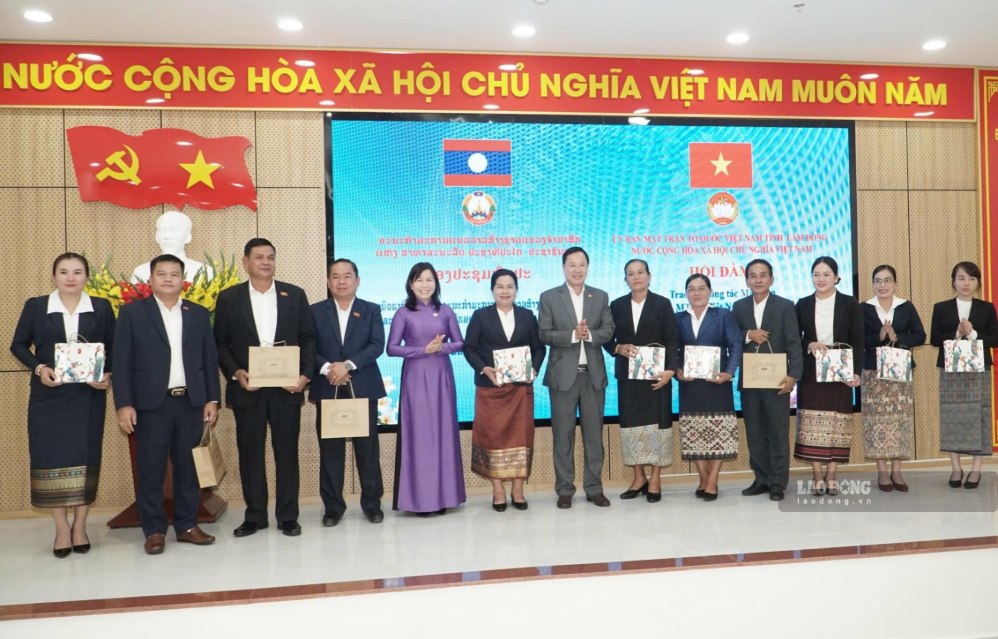 Leaders of the Vietnam Fatherland Front Committee of Lam Dong province present gifts to the working delegation of the Lao Front Committee for National Construction of Champasak province. Photo: Pham Duy