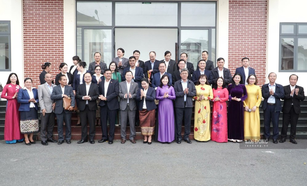 Lãnh đạo UBND, Ủy ban MTTQ Việt Nam tỉnh Lâm Đồng chụp ảnh lưu niệm cùng đoàn công tác Ủy ban Mặt trận Lào xây dựng đất nước tỉnh Champasak. Ảnh: Duy Tuấn 