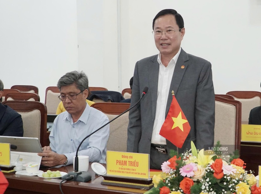 Ông Phạm Triều, Phó Chủ tịch Thường trực Ủy ban MTTQ Việt Nam tỉnh Lâm Đồng phát biểu tại buổi hội đàm, mong muốn thắt chặt tình đoàn kết, hữu nghị giữa 2 tỉnh. Ảnh: Phạm Duy 