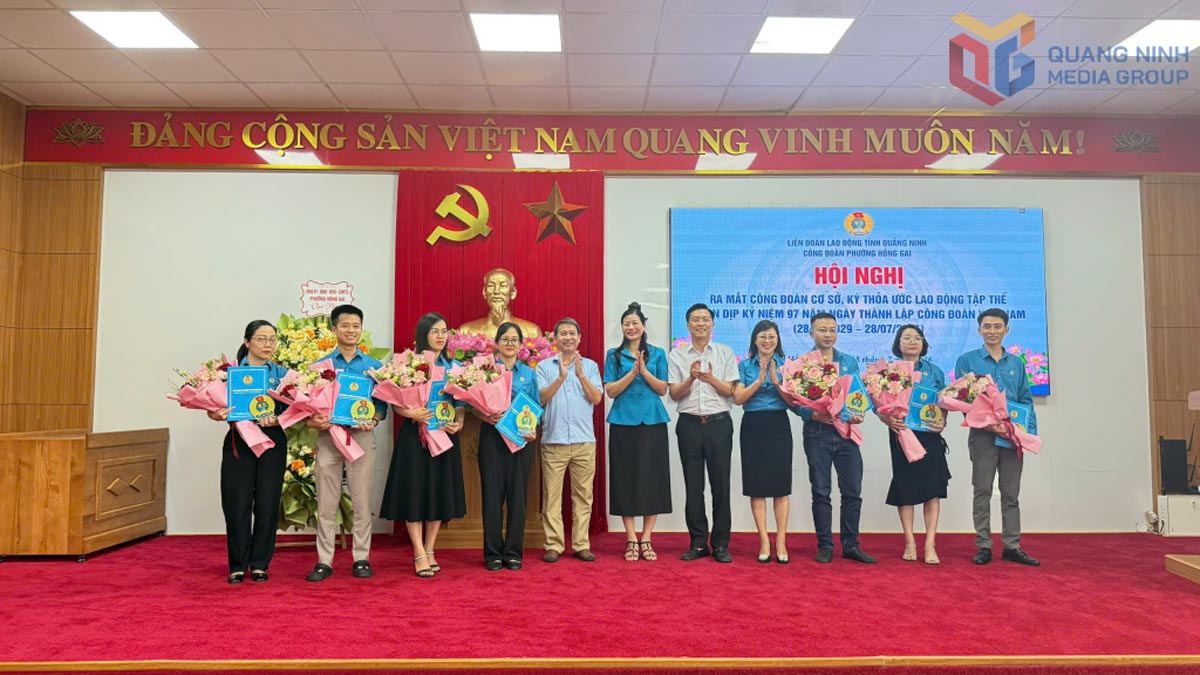 Công đoàn phường Hồng Gai công bố quyết định thành lập 7 công đoàn cơ sở mới. Ảnh: Báo và PTTH Quảng Ninh