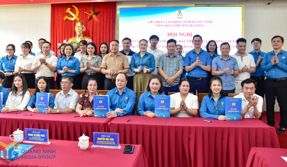 Les nouvelles unités qui ont créé des syndicats de base (quartier de Hạ Long) ont signé des conventions collectives de travail. Photo: Báo và PTTH Quảng Ninh