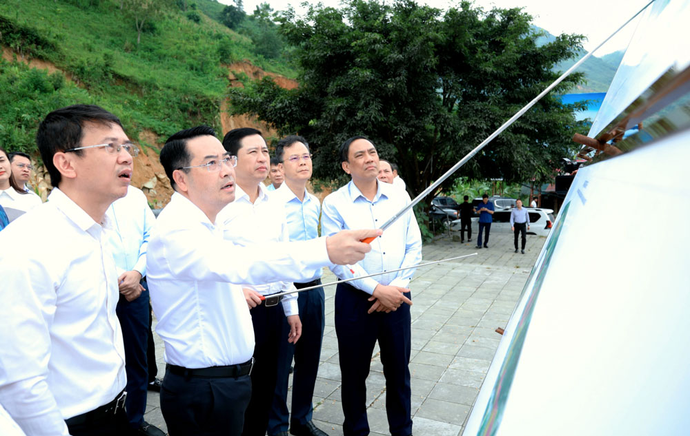 The Standing Committee of the Provincial Party Committee inspects and surveys the Provincial Road 155 construction project. Photo: Lao Cai e-Portal