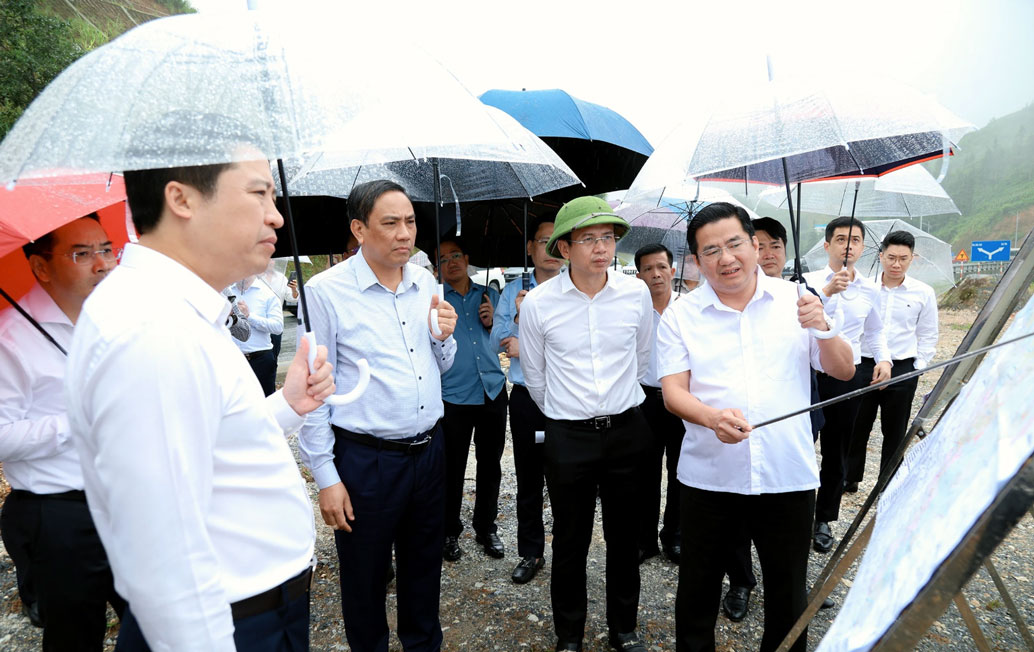 Đoàn công tác kiểm tra hệ thống xử lý nước thải đô thị Sa Pa. Ảnh: Cổng TTĐT Lào Cai