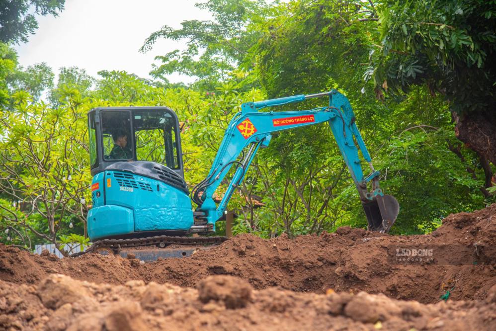 Máy xúc huy động bóc tách hàng chục khối đất để mở rộng rãnh thăm dò dưới lòng công viên Lê Thị Riêng. Ảnh: Anh Tú