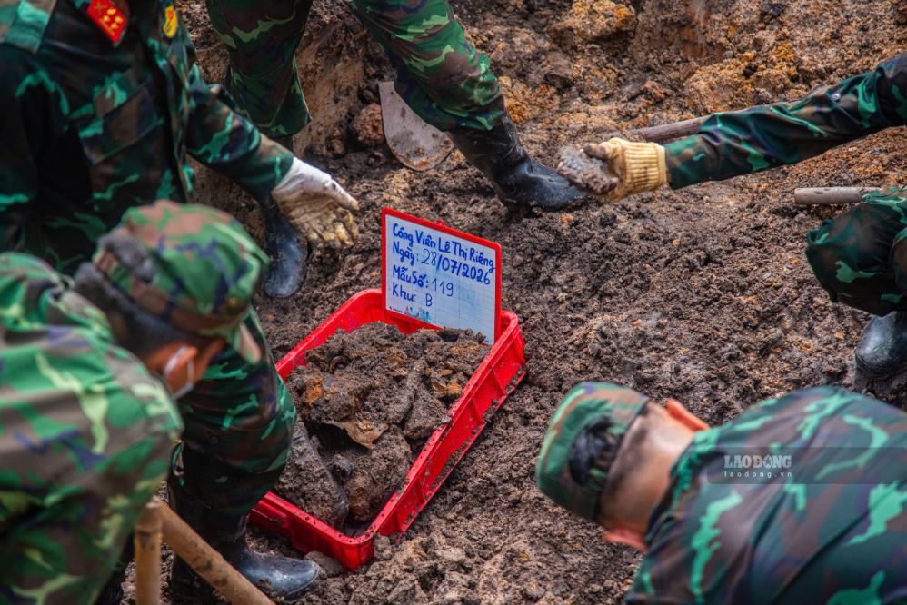Cán bộ chiến sĩ dùng tay cẩn trọng sàng lọc từng nắm đất để giữ trọn vẹn hài cốt liệt sĩ. Ảnh: Anh Tú