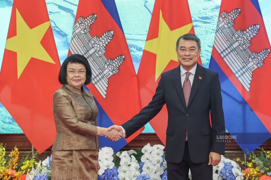 Politburo Member, Prime Minister Le Minh Hung meets with Cambodian National Assembly Chairman Samdech Khuon Sudary. Photo: Hai Nguyen