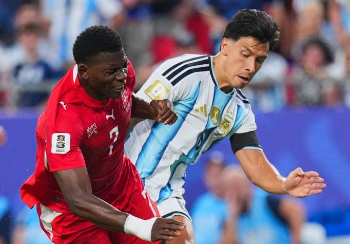Breel Embolo (left) was identified as receiving an unjust yellow card in the Switzerland - Argentina match due to incorrect law application at the 2026 World Cup. Photo: Xinhua