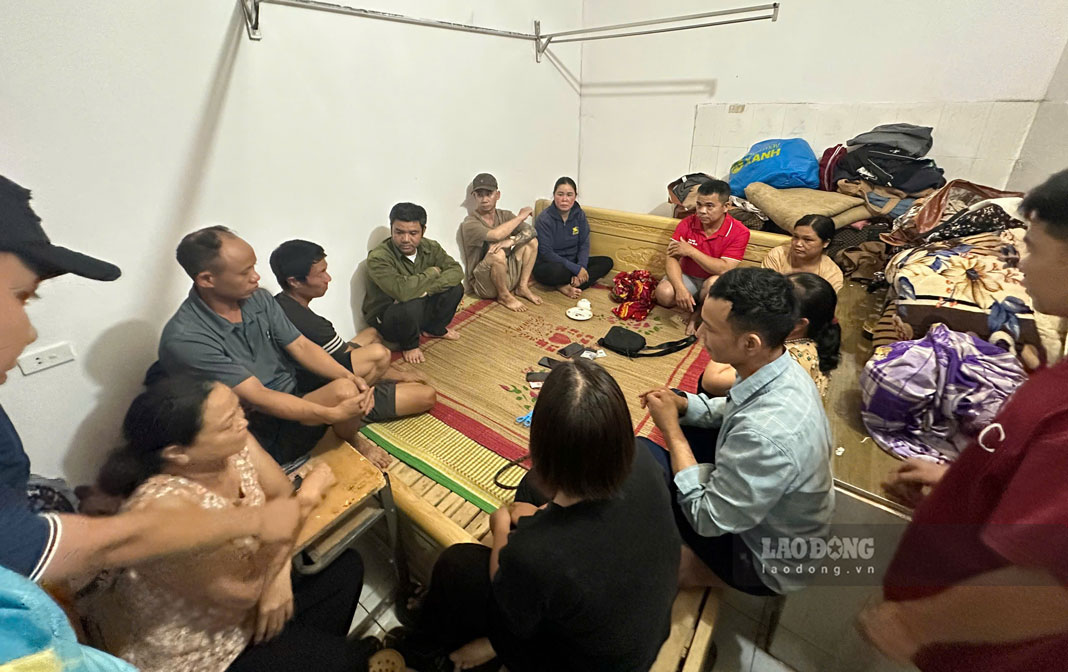 Police in Lao Cai used reconnaissance flycams to catch 11 people gambling red-handed. Photo: Quynh Trang