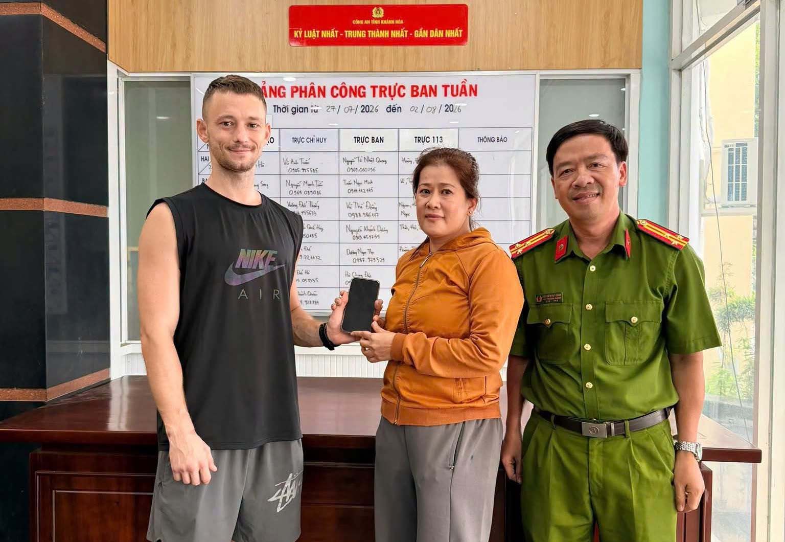 Des citoyens rendent un téléphone portable perdu à un touriste russe. Photo: Police du quartier de Tây Nha Trang