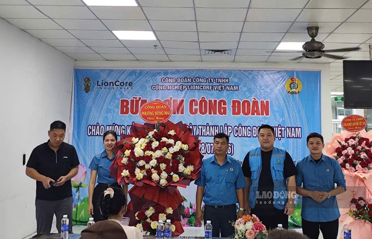 Chủ tịch Công đoàn phường Đông Mai tặng hoa chúc mừng chương trình. Ảnh: Đoàn Hưng